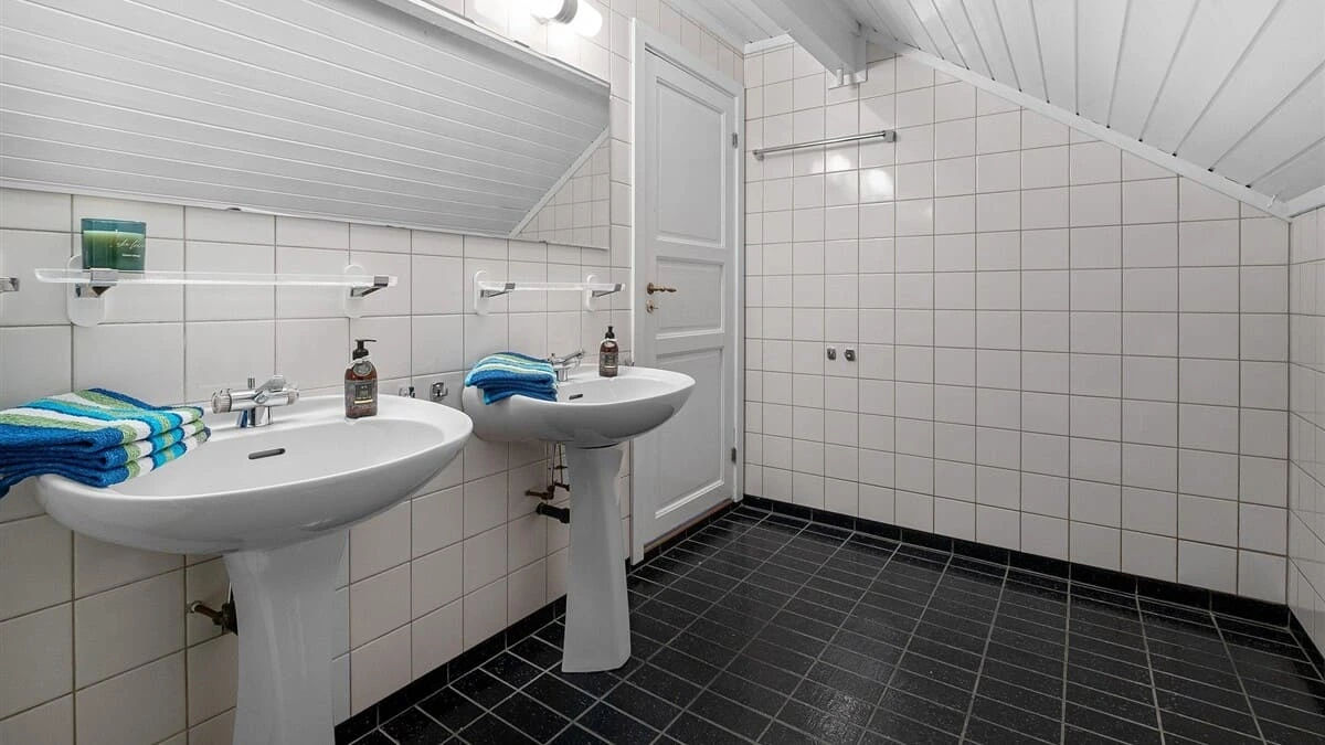 Pedestal sink plumbing design guide showing two pedestal bathroom sinks with exposed drain and supply plumbing.